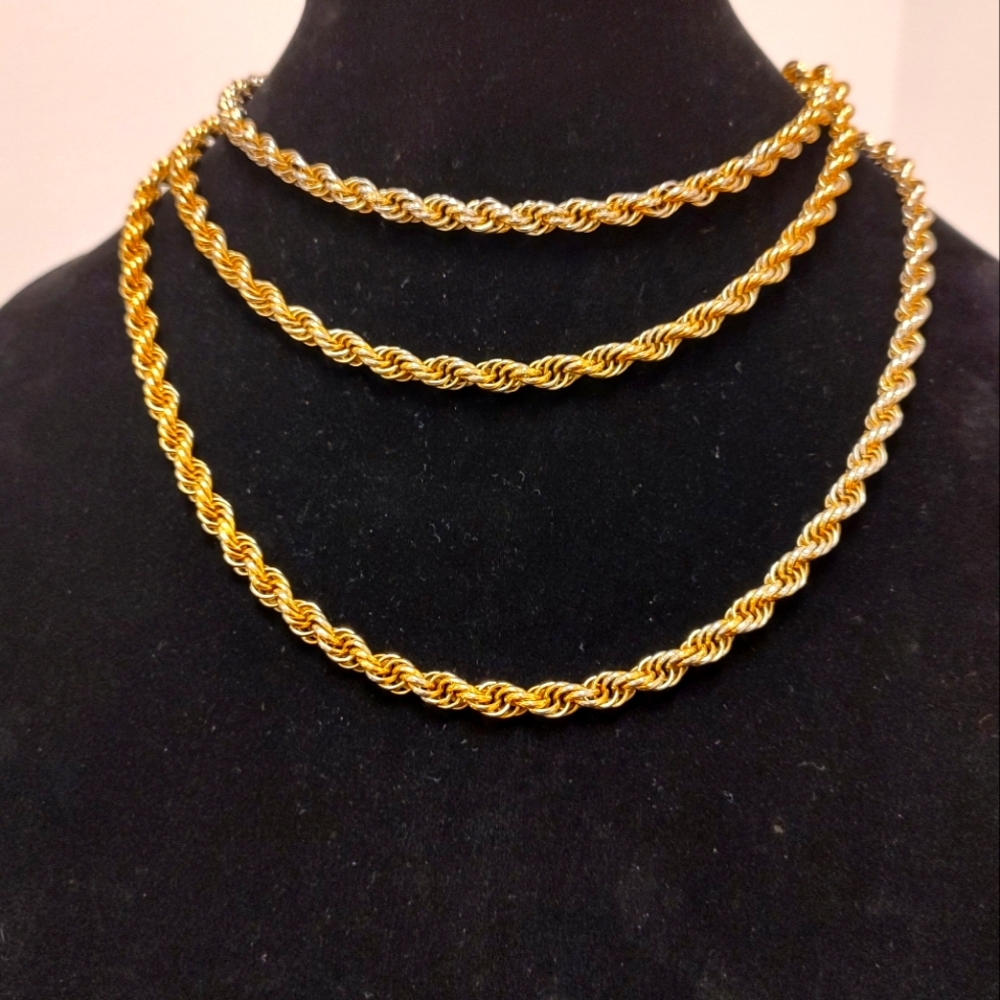 VINTAGE Monet thick Rope Chain Necklace in Gold tone.